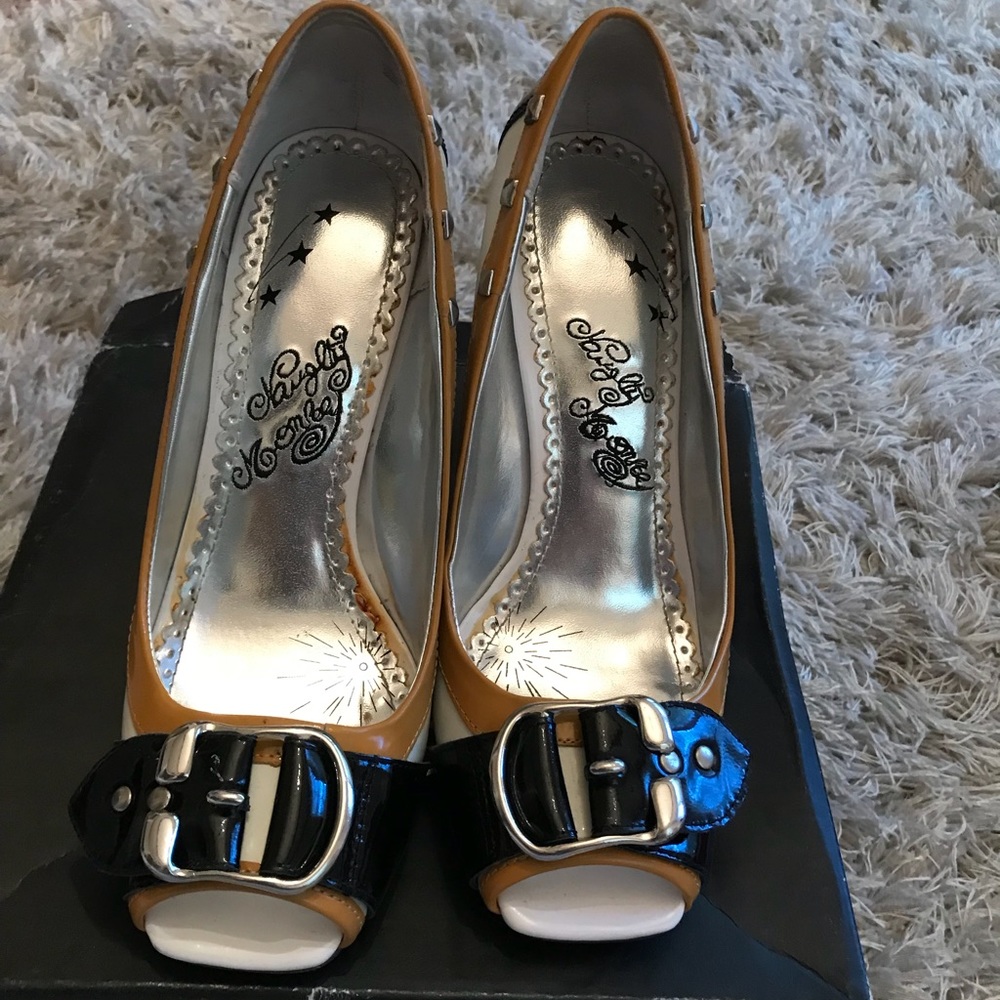 Naughty Monkey peep toe pump